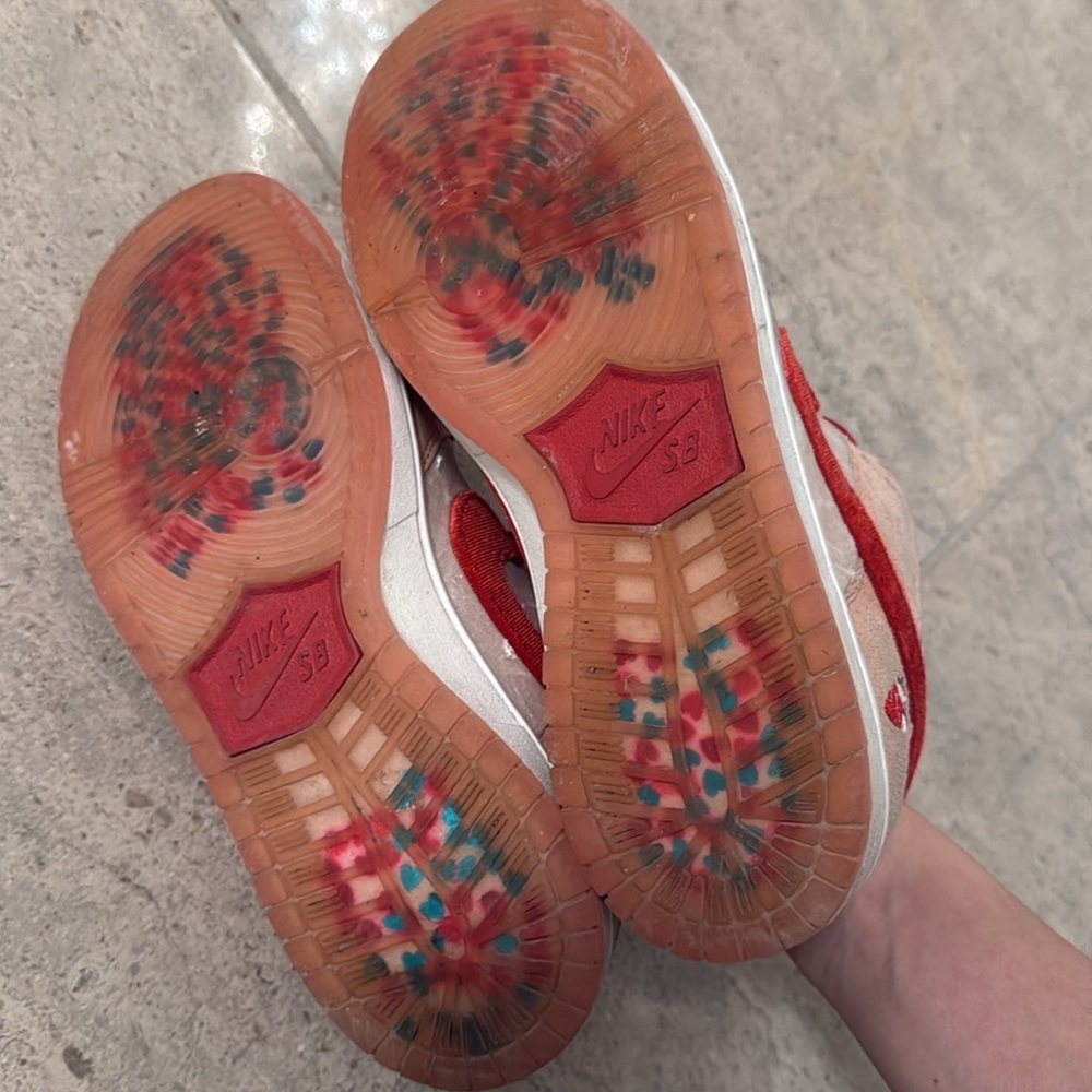 Nike Women's Shoes StrangeLove x Dunk Low SB 'Valentine's Day' - Picture 5 of 6